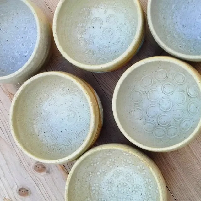 Bols vus de dessus, intérieur émaillé gris-bleu décoré d’empreintes rondes