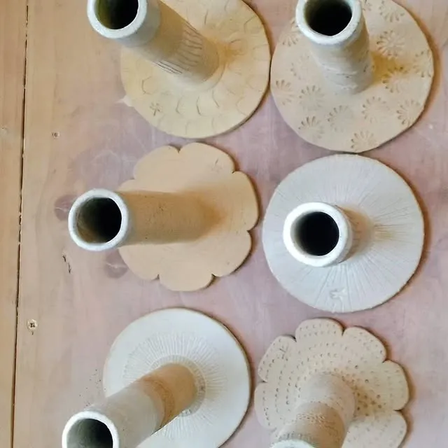 Soliflores vus de dessus, socles en fleur décorés d’empreintes